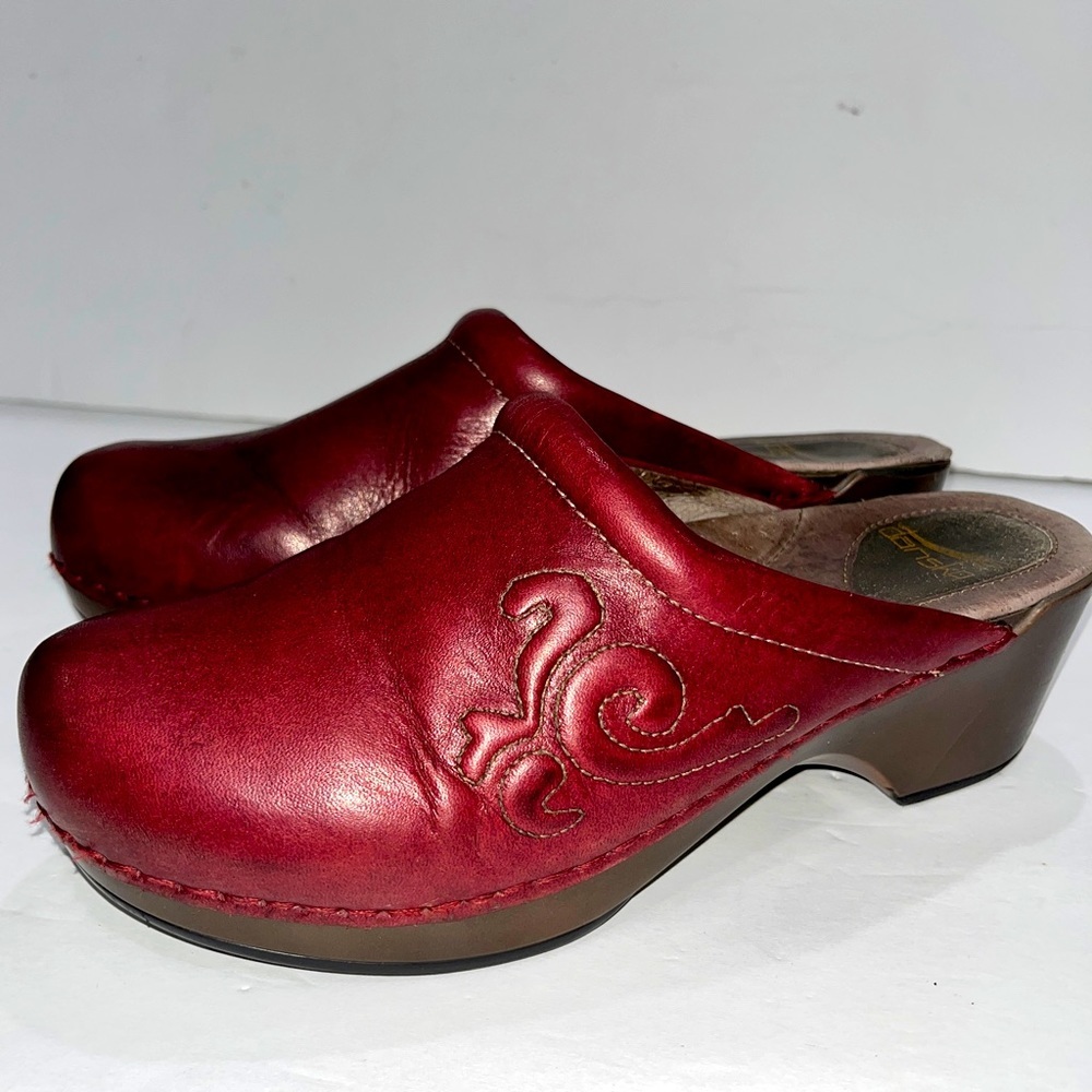 Dansko BERRY  Brown ( burgundy) Scroll pattern stitched Clogs ❤️